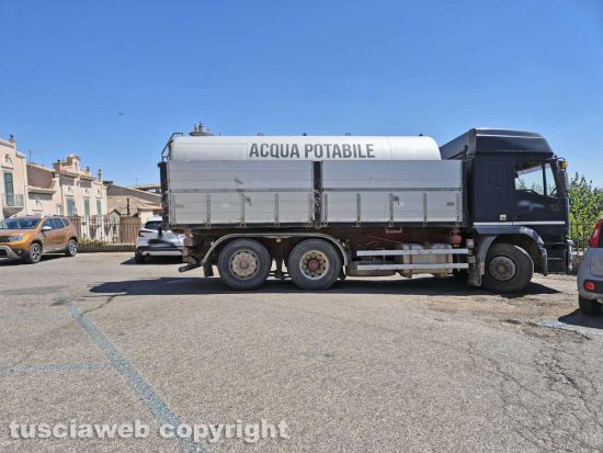 Montefiascone - L'autobotte posizionata a piazzale Mauri