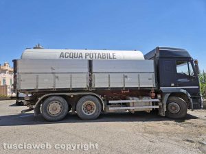 Montefiascone - L'autobotte posizionata a piazzale Mauri