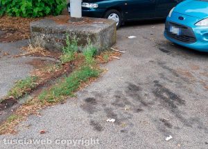 Viterbo - Bagnaia - Il degrado del parcheggio in strada Costa Volpara