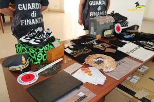 Latina - I capi di brand di lusso falsi sequestrati dalla guardia di finanza