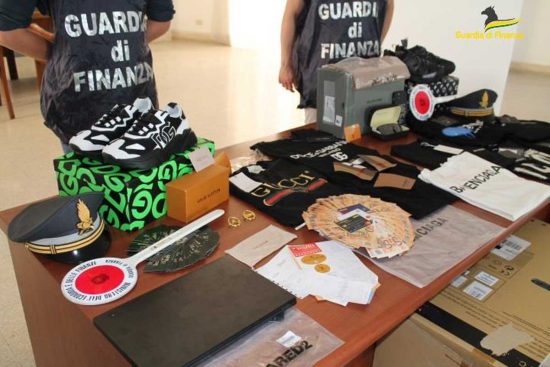 Latina - I capi di brand di lusso falsi sequestrati dalla guardia di finanza