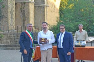 La Farnia d'Oro - Davide Rocco Colacrai che ritira il premio per Maurizio Bacconi, vincitore della sezione Poesia
