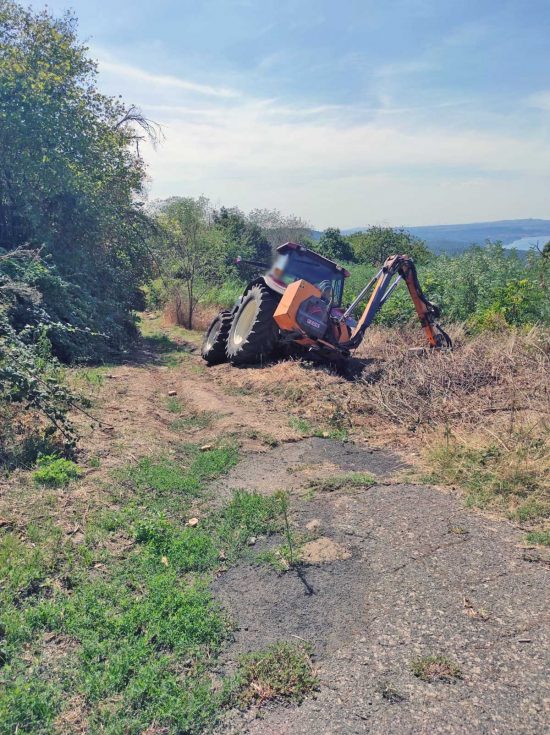 Montefiascone - Il trattore "abbandonato" a bordo di una strada