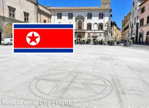 Viterbo - La nuova pavimentazione di piazza del Comune - Nel riquadro la bandiera della Corea del Nord