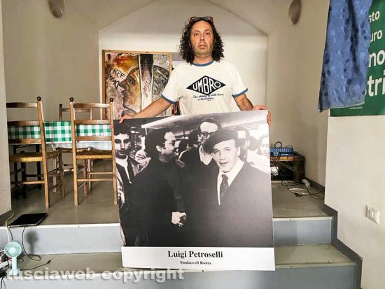 Viterbo - Francesco Mattioli con l’immagine di Luigi Petroselli