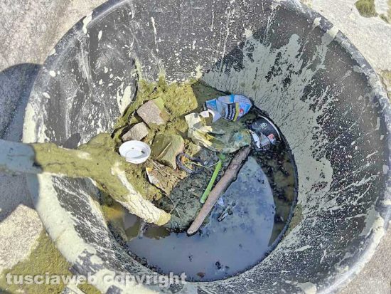 Viterbo - La pulizia della fontana di piazza della Rocca
