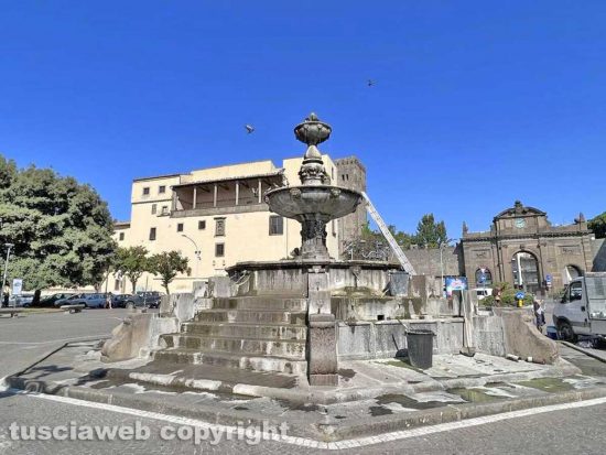 Viterbo - La pulizia della fontana di piazza della Rocca