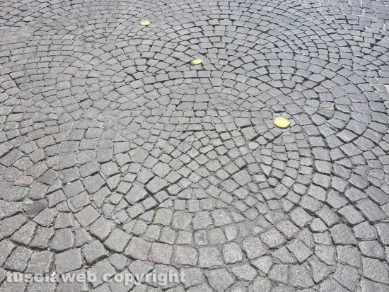 Viterbo - La stella di piazza del Comune fatta con i sampietrini