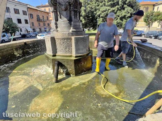 Viterbo - La pulizia della fontana di piazza della Rocca