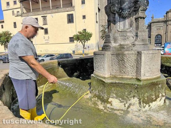 Viterbo - La pulizia della fontana di piazza della Rocca