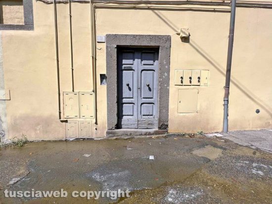 Viterbo - La perdita d'acqua in via Pratogiardino - Un portone completamente invaso