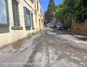 Viterbo - La perdita d'acqua in via Pratogiardino