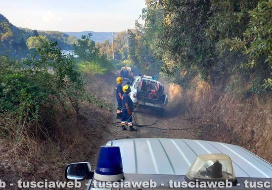 Capodimonte - Incendio vicino alla spiaggia di Bisenzio