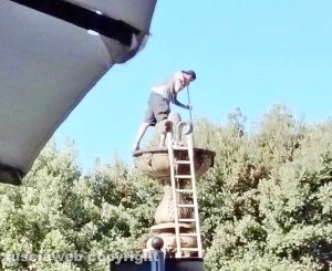 Viterbo - Pulizia della fontana di Piazza della Rocca - Alla faccia della sicurezza sul lavoro