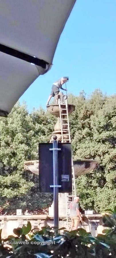 Viterbo - Pulizia della fontana di Piazza della Rocca - Alla faccia della sicurezza sul lavoro