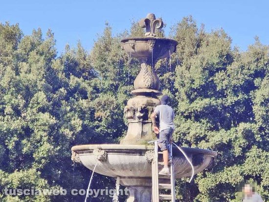 Viterbo - Pulizia della fontana di Piazza della Rocca - Alla faccia della sicurezza sul lavoro