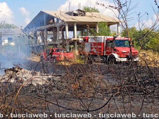 Incendio a Bomarzo - I vigili del fuoco e la protezione civile