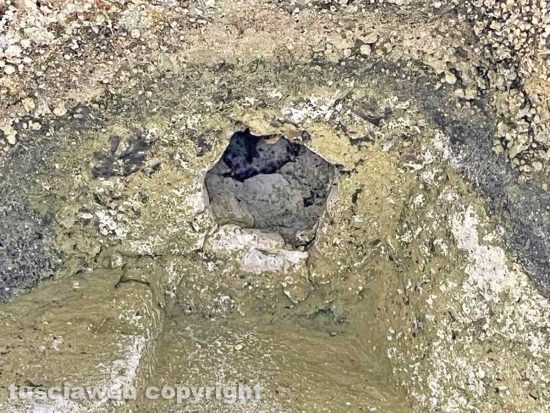 Viterbo - Il buco nella fontana di piazza del Gesù