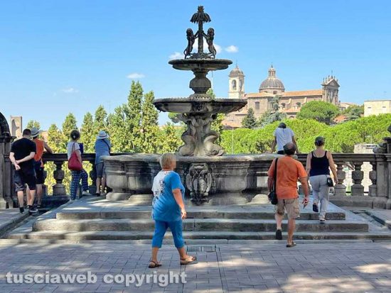 Viterbo - La fontana di piazza del Comune