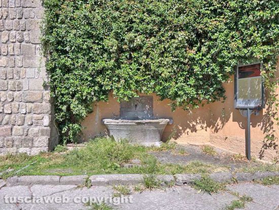 Viterbo - Il disastro di piazza del Gesù - La fontanella
