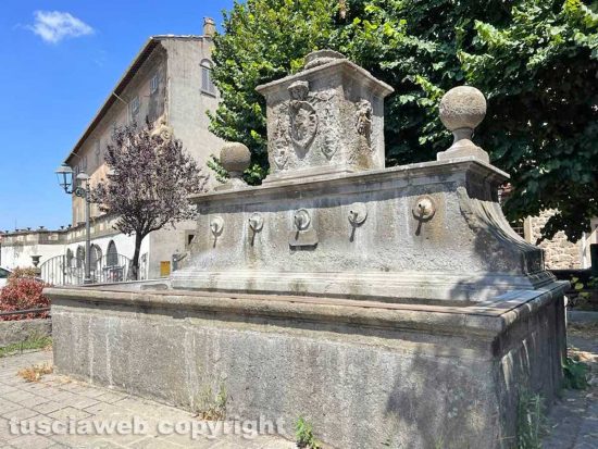 Viterbo - Bagnaia - La fontana senz'acqua di piazza XX settembre