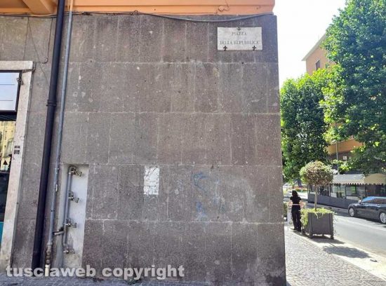 Viterbo - Il punto della piazza in cui si trovava la targa dell'Usb
