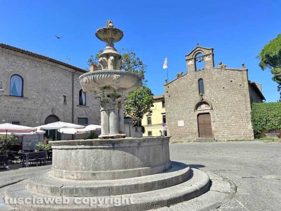 Viterbo - La fontana e la chiesa di piazza del Gesù