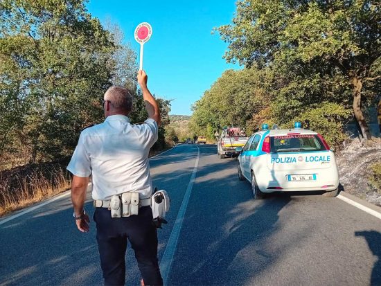 Tarquinia - Bosco in fiamme lungo l'Aurelia bis - La polizia locale gestisce la viabilità