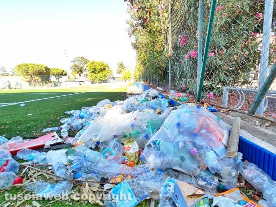 Viterbo - Il campo Vincenzo Rossi trasformato in una discarica