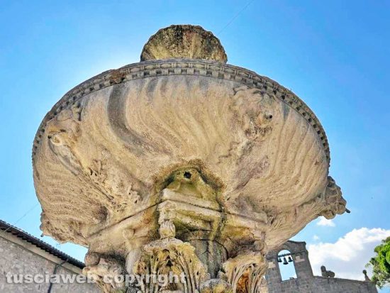 Viterbo - La fontana di piazza del Gesù