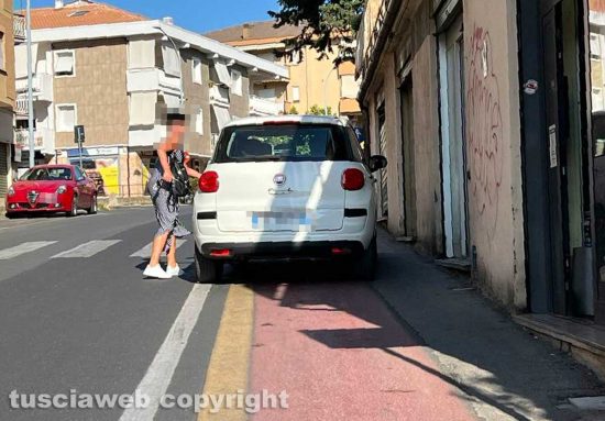 Viterbo - Pista ciclabile con macchina