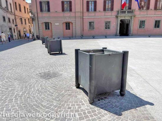 Viterbo - Le fioriere di piazza del Comune