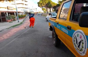 Tarquinia - Auto in panne sulla pista ciclabile, perde dell'olio - Intervento dei volontari Aeopc