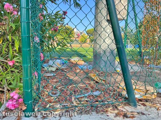 Viterbo - Il campo Vincenzo Rossi trasformato in una discarica