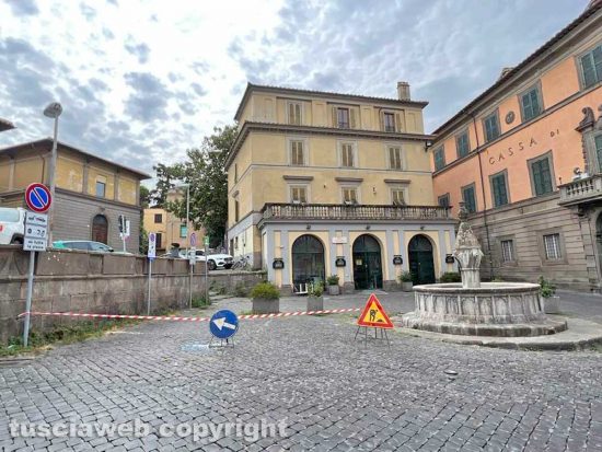 Viterbo - La perdita d'acqua in piazza Dante