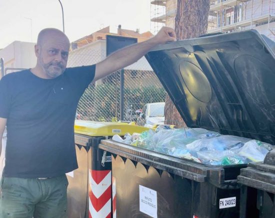 Il campo del Pilastro ripulito dalla Fc Viterbo - Roberto Valeri mostra l'immondizia tolta 