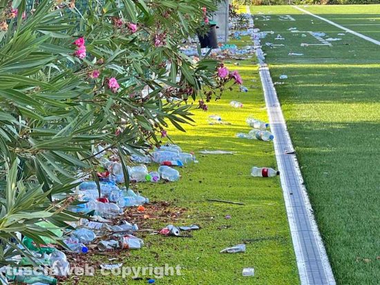 Viterbo - Il campo Vincenzo Rossi trasformato in una discarica