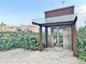 Viterbo - L’ascensore, rotto, che porta al parcheggio del Sacrario