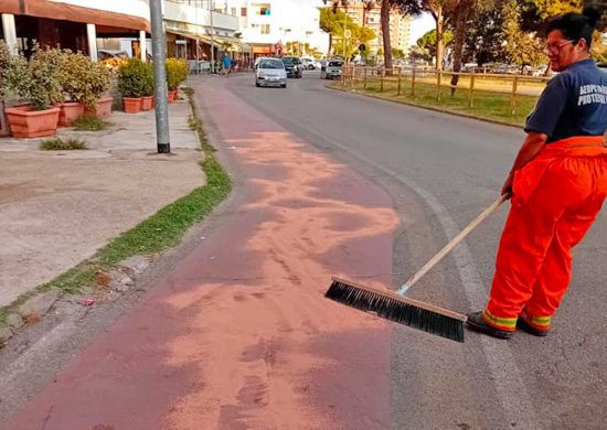 Tarquinia - Auto in panne sulla pista ciclabile, perde dell'olio
