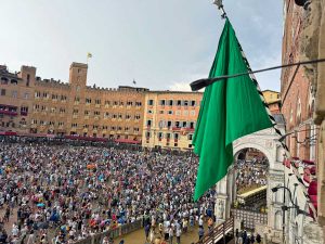 Siena - La bandiera verde annuncia il rinvio del palio causa maltempo