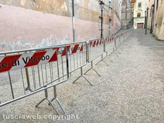 Viterbo - Le transenne fuori dall’ascensore che porta al Colle del duomo