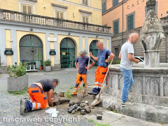 Viterbo - La perdita d'acqua in piazza Dante viene riparata