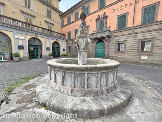 Viterbo - La fontana di piazza Dante