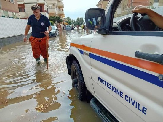Tarquinia Lido allagata - l'intervento dei volontari dell'Aeopc