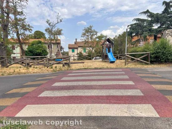 Viterbo - Tobia - Il dosso messo dal comune e l'ingresso del parco giochi