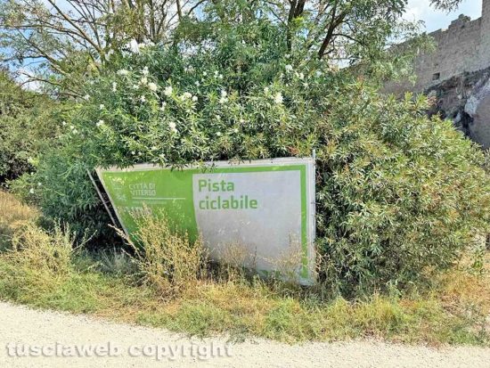 Viterbo - Il cartellone della pista ciclabile - Pnrr