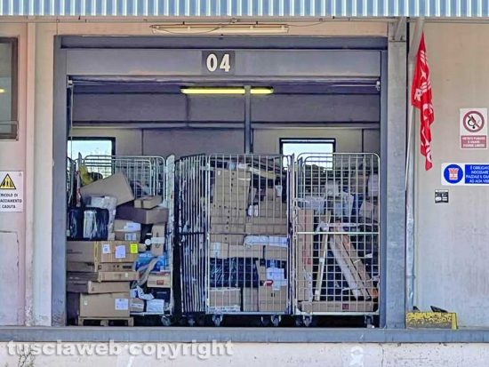 Viterbo - Sciopero corrieri - I pacchi all'interno del magazzino