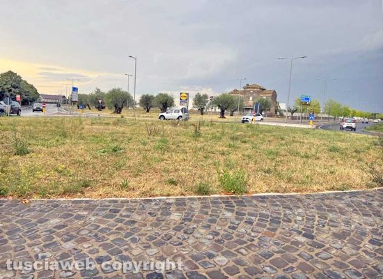 Viterbo - La rotatoria lungo la Cassia nord