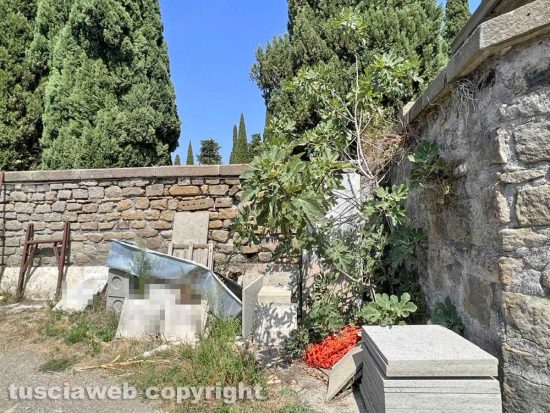 Viterbo - Il degrado e l'abbandono del cimitero San Lazzaro