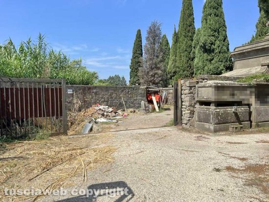 Viterbo - Il degrado e l'abbandono del cimitero San Lazzaro